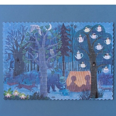 Postal ilustrado de floresta noturna com árvores, cabana e luzes penduradas