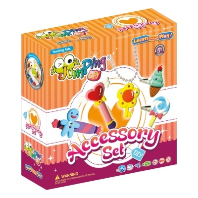 Caixa de kit de acessórios Jumping Clay com moldes coloridos e texto em inglês sobre fundo laranja