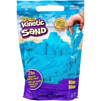 Saco do produto Kinetic Sand azul com imagem de castelo de areia e texto em inglês e francês