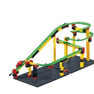 Estrutura de carrinho de construção com rampa e pistas verdes