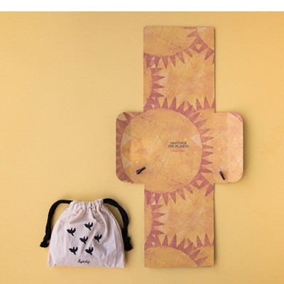 Caixa de cartão reciclado desdobrada e saco branco com desenhos de morcegos