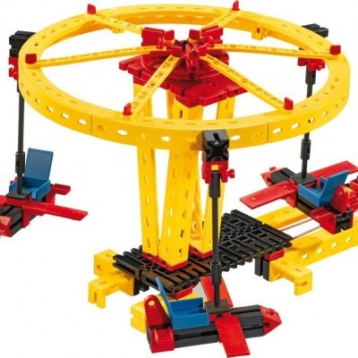 Brinquedo de construção amarelo, vermelho, azul e preto simulando um carrossel