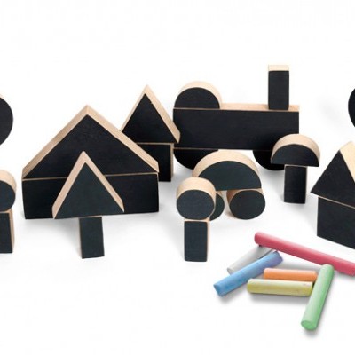 Peças de madeira geométricas com tinta preta e giz colorido sobre fundo branco