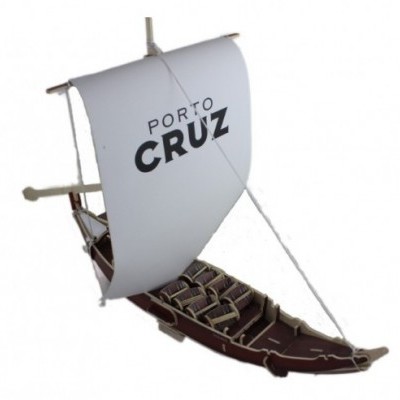 Miniatura de barco de madeira com vela branca 'PORTO CRUZ'