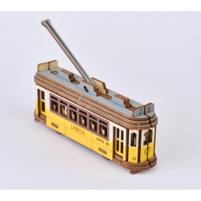 Modelo em madeira de elétrico amarelo sobre superfície branca