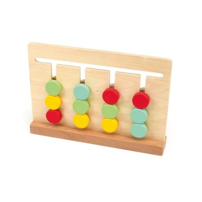 Brinquedo de madeira com discos coloridos em quatro hastes verticais