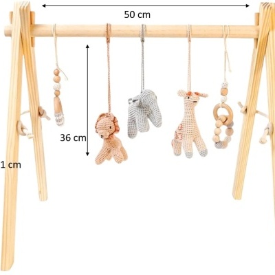 Estrutura de madeira clara com brinquedos de crochê pendurados e acessórios de contas de madeira para bebé