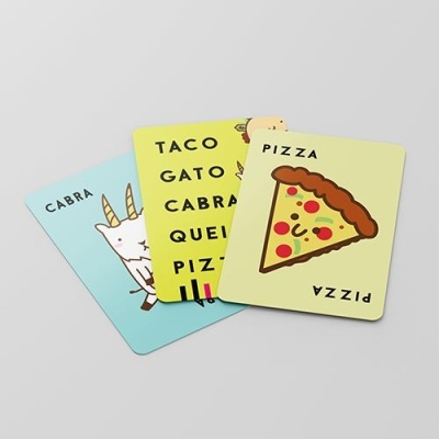 Três cartas de baralho com desenhos de pizza e cabra e várias palavras em português