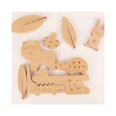 Peças de madeira natural com formas de animais e folhas