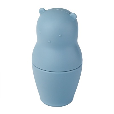 Recipiente azul em forma de boneco com tampa, sobre fundo branco