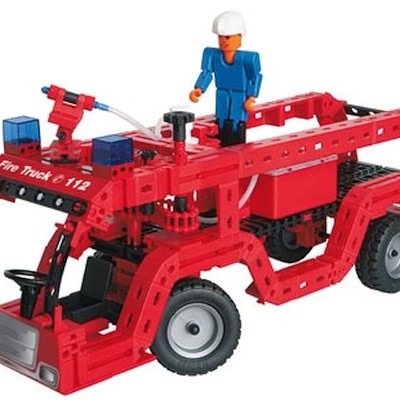 Brinquedo camião de bombeiros vermelho com figura azul e capacete branco