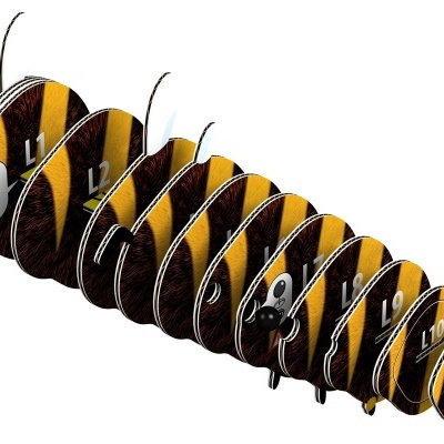 Figurinha de lagarta decorativa com listras amarelas e pretas