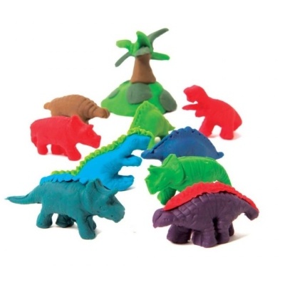 Brinquedos coloridos de dinossauros e árvore em plástico