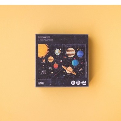 Caixa de puzzle sistema solar com ilustração dos planetas sobre fundo laranja