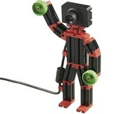 Figura robótica preta e vermelha segurando rodas verdes