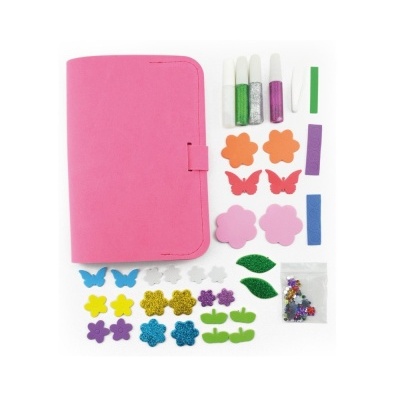 Conjunto de artesanato com pasta rosa e acessórios decorativos coloridos