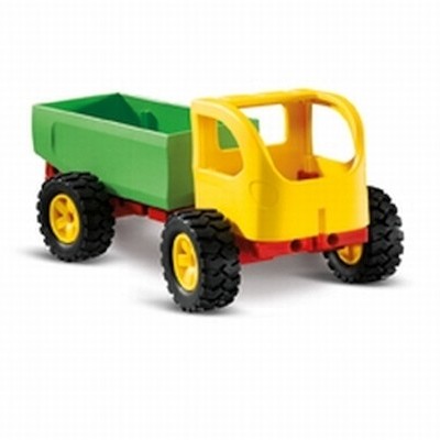 Carrinho de brinquedo em plástico colorido com rodas grandes.