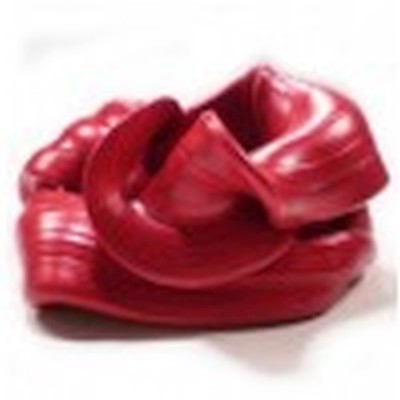 Luva de boxe vermelha em material sintético com textura lisa