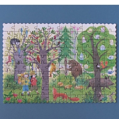 Puzzle montado com imagem colorida de uma floresta com árvores, animais e pessoas