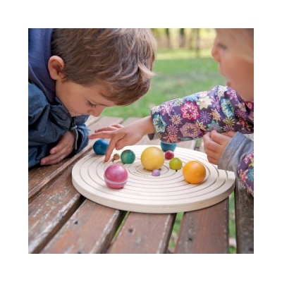 Jogo educativo de sistema solar em madeira com planetas coloridos e texturas variadas