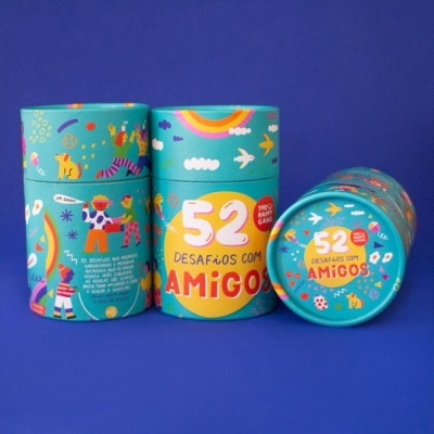 Latinhas coloridas com texto 52 Desafios com Amigos e ilustrações infantis variadas