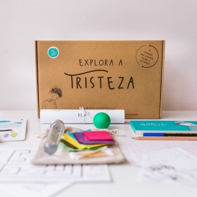 Caixa de cartão com texto 