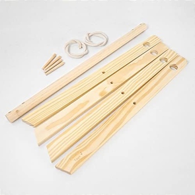 Peças de madeira clara, cordas brancas e pinos em fundo branco