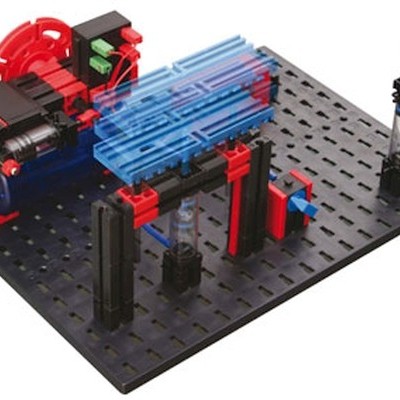 Conjunto de peças plásticas coloridas montadas numa base preta perfurada