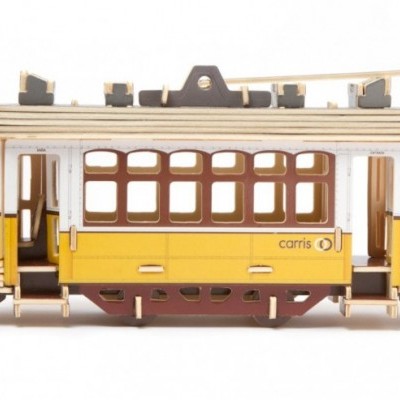 Modelo de elétrico amarelo e branco em madeira