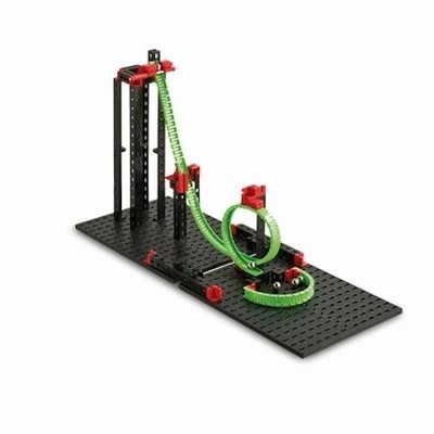 Conjunto de construção tipo circuito com peças plásticas coloridas e base preta perfurada