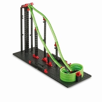 Brinquedo com rampa verde, estrutura preta e suportes vermelhos