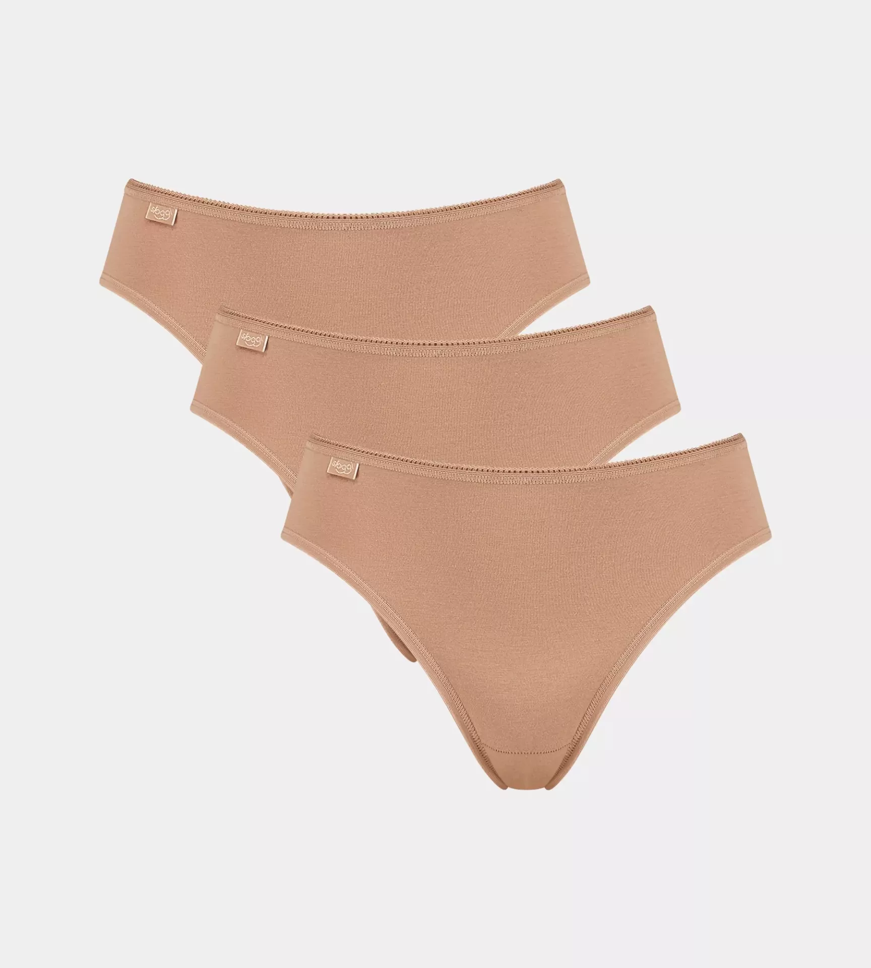 Três cuecas de mulher cor pele em tecido liso com pequeno emblema retangular