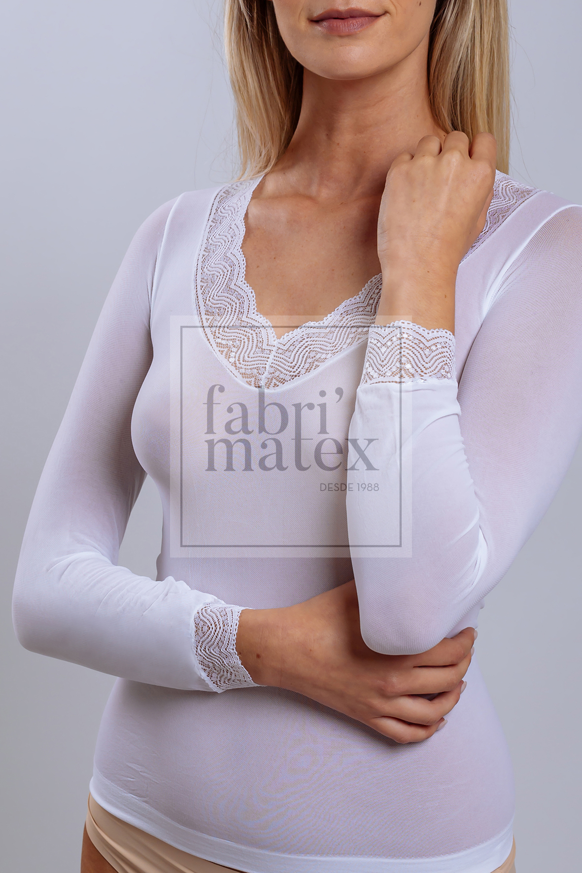 Camisola branca de manga longa com detalhes em renda na gola e punhos