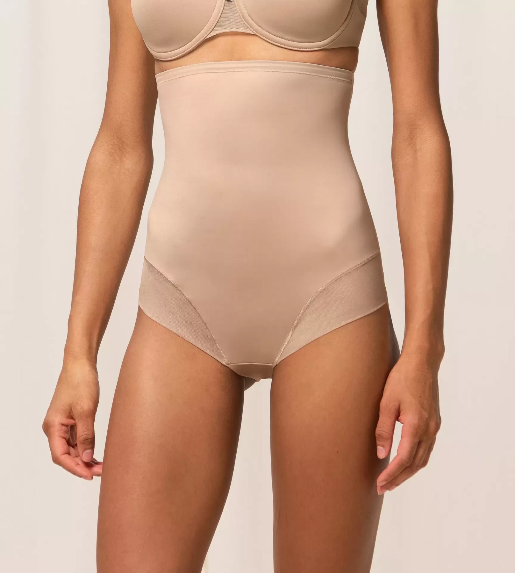 Cueca modeladora feminina bege de cintura alta em fundo claro