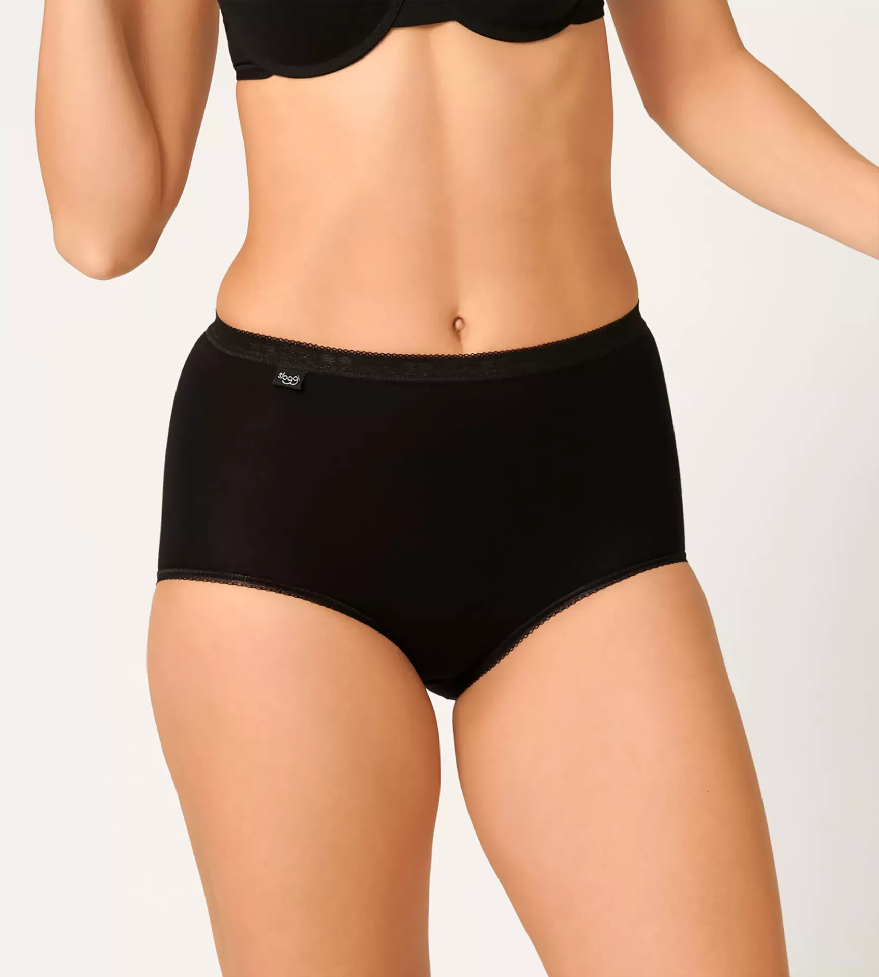 Calcinha feminina preta de cintura alta com sutiã preto