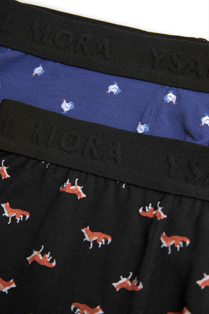 Dois pares de boxers azul e preto com estampados de galinhas e raposas e cintura elástica preta com texto em relevo.