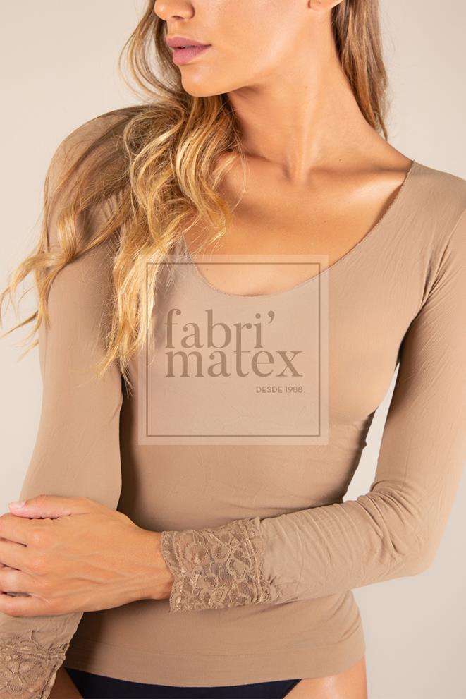 Blusa bege de manga comprida com punhos de renda e decote redondo em fundo claro