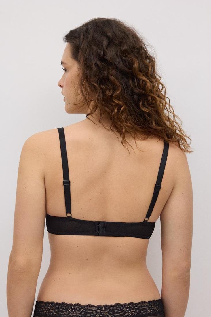 Sutiã preto com alças ajustáveis e fecho triplo, modelo feminino visto de costas