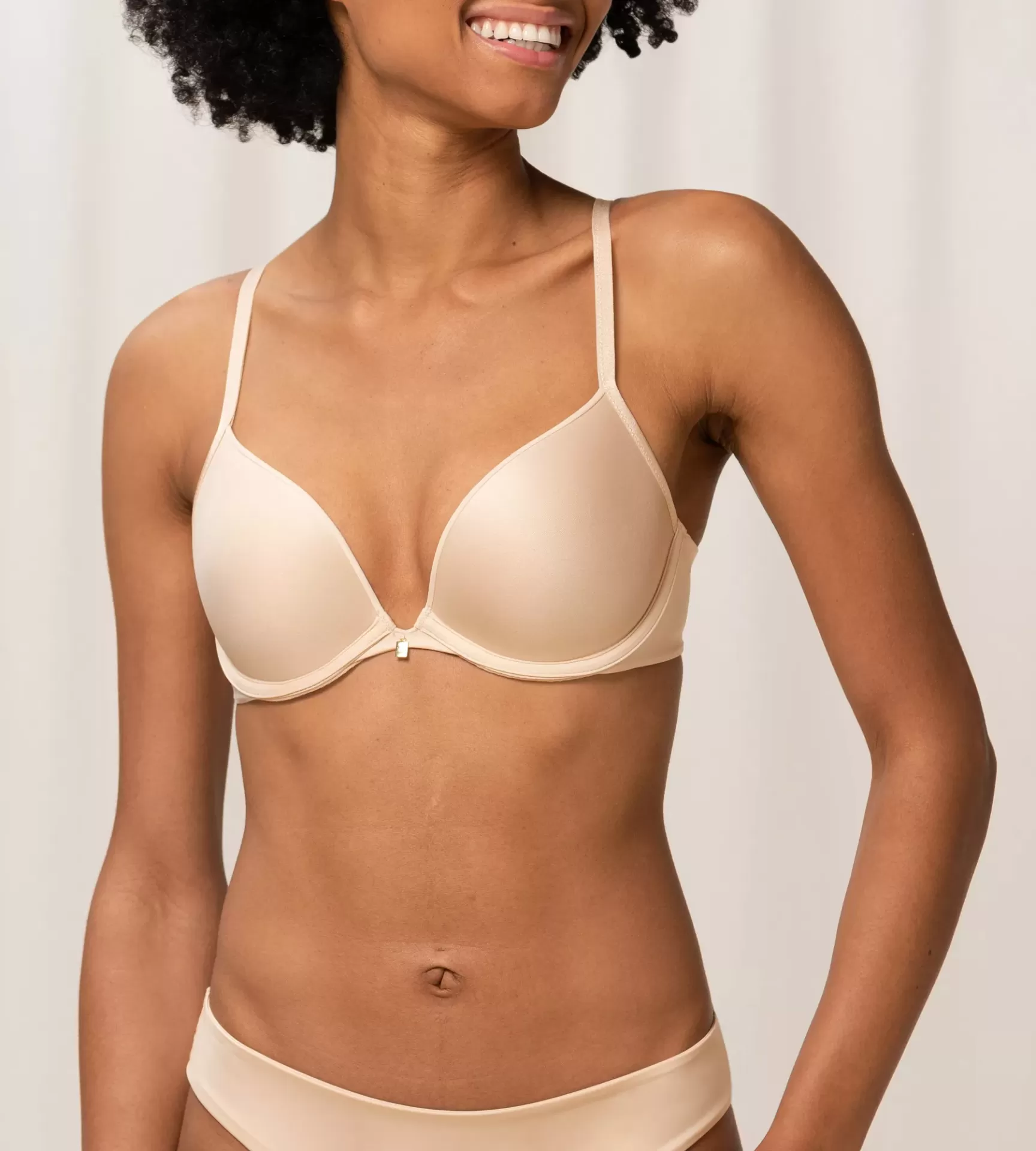 Soutien bege claro com alças finas, tecido liso, copas moldadas
