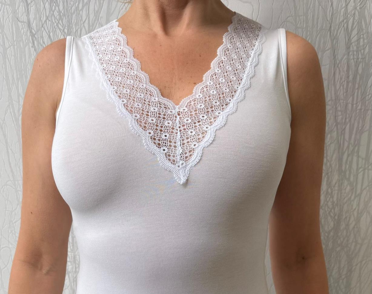 T-shirt branca sem mangas com decote em V e renda detalhada