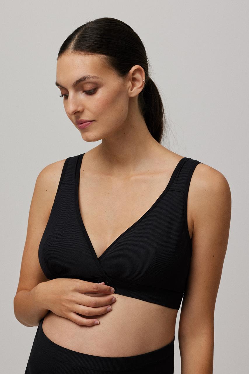 Soutien preto canelado com decote em V e alças largas