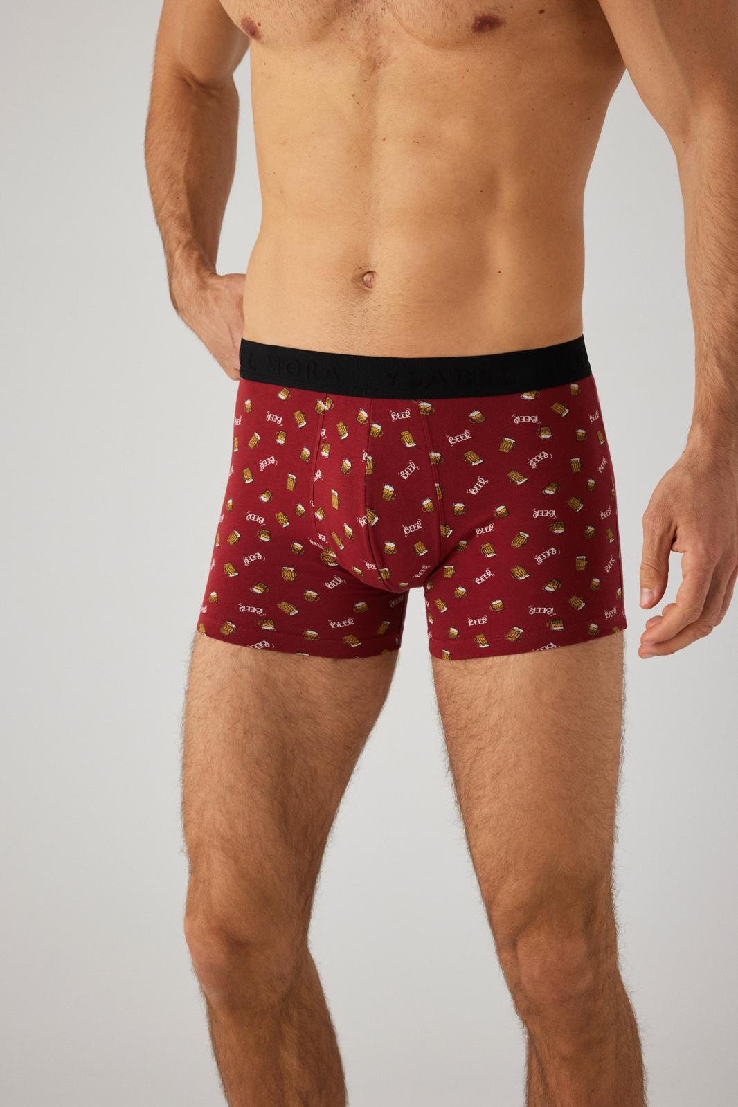 Cuecas boxer vermelhas com padrão e cintura preta
