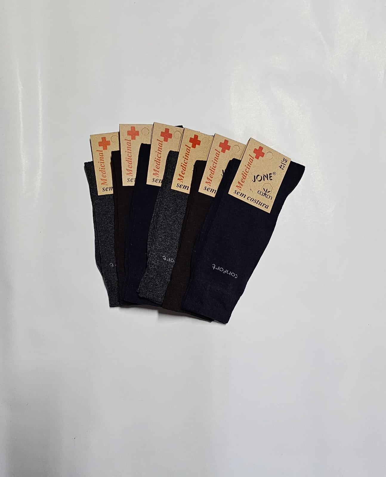 Cinco pares de meias de várias cores com etiquetas