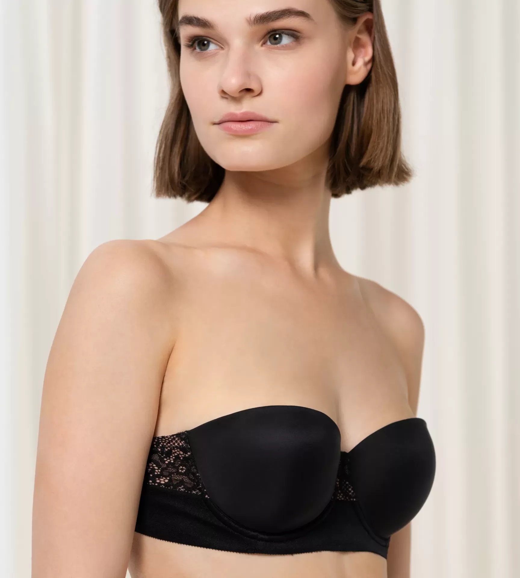Soutien preto sem alças com detalhes em renda