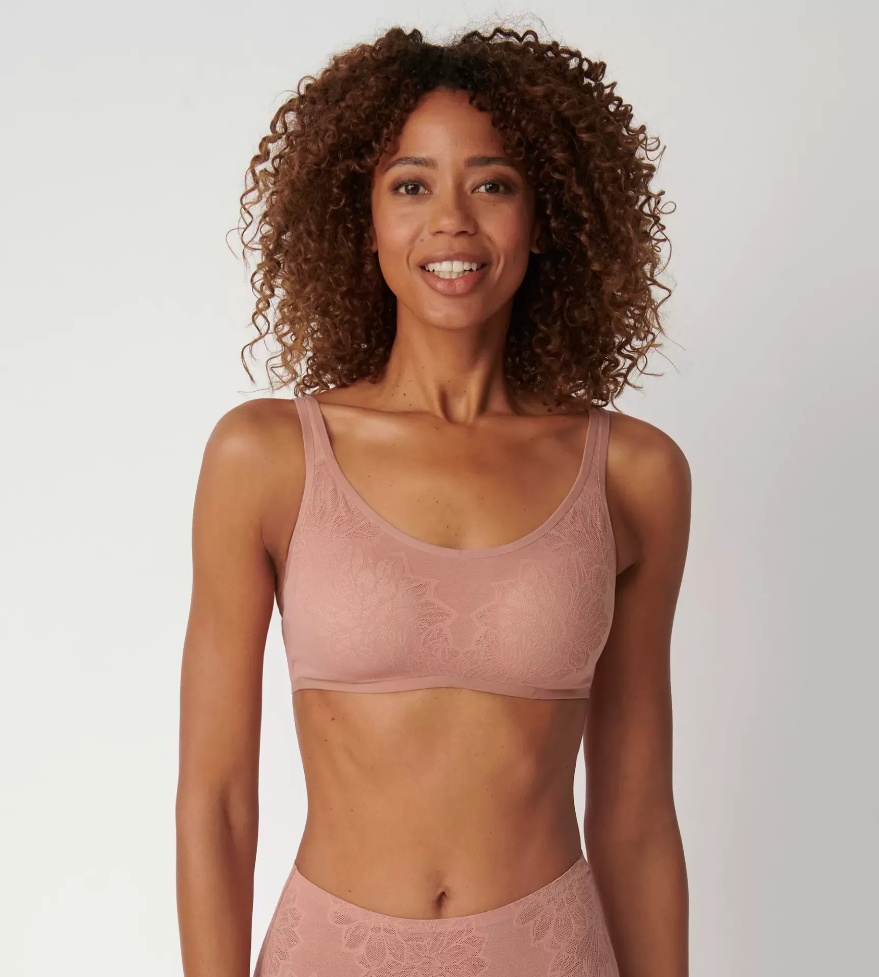 Soutien cor-de-rosa claro com padrão floral e alças largas