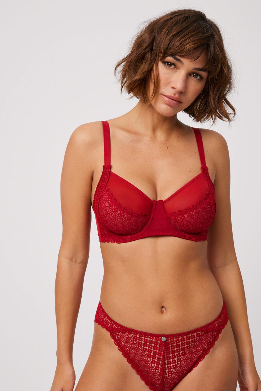 Conjunto de lingerie vermelho com renda detalhada
