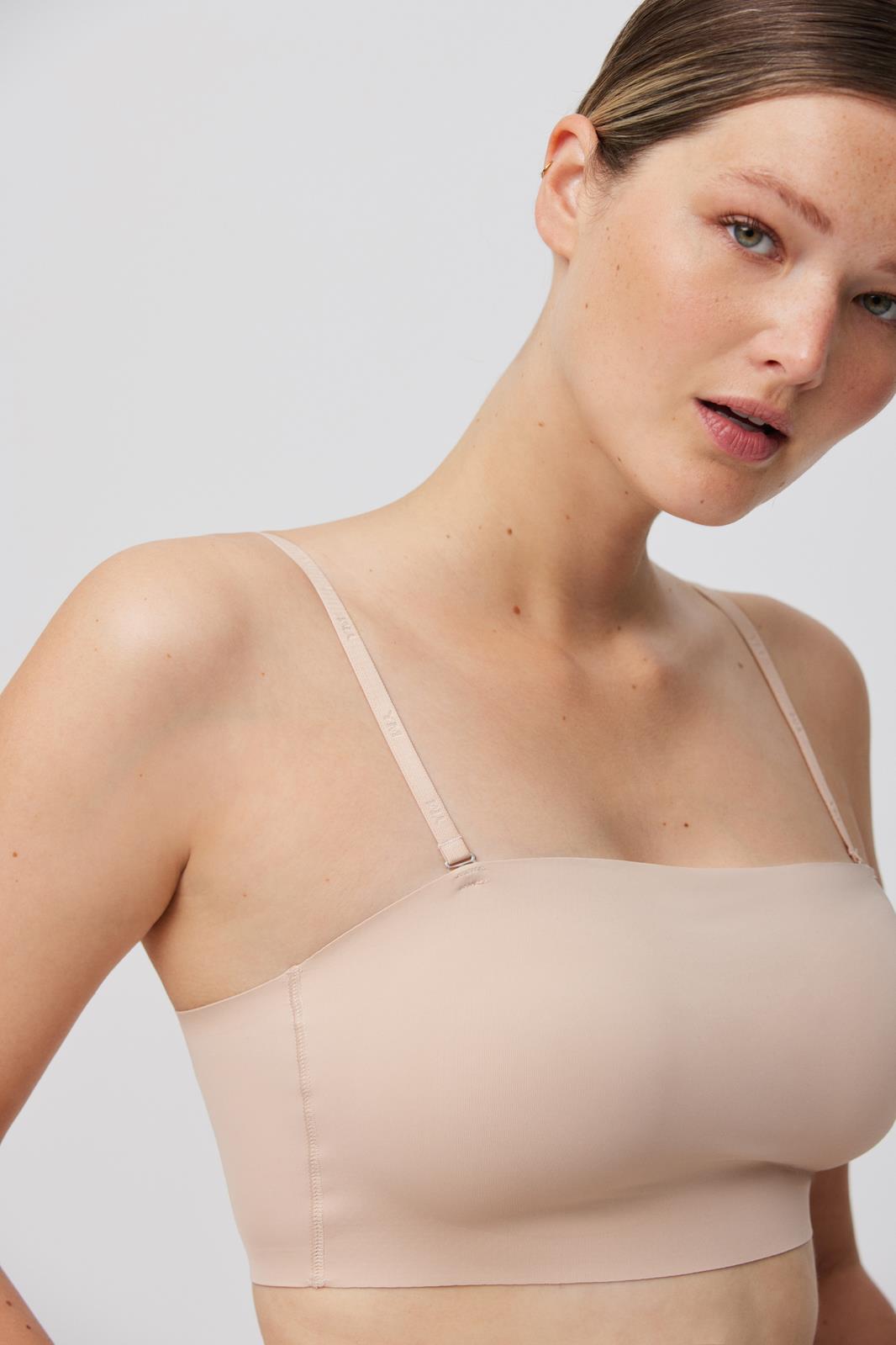 Top estilo bustiê bege com alças finas ajustáveis