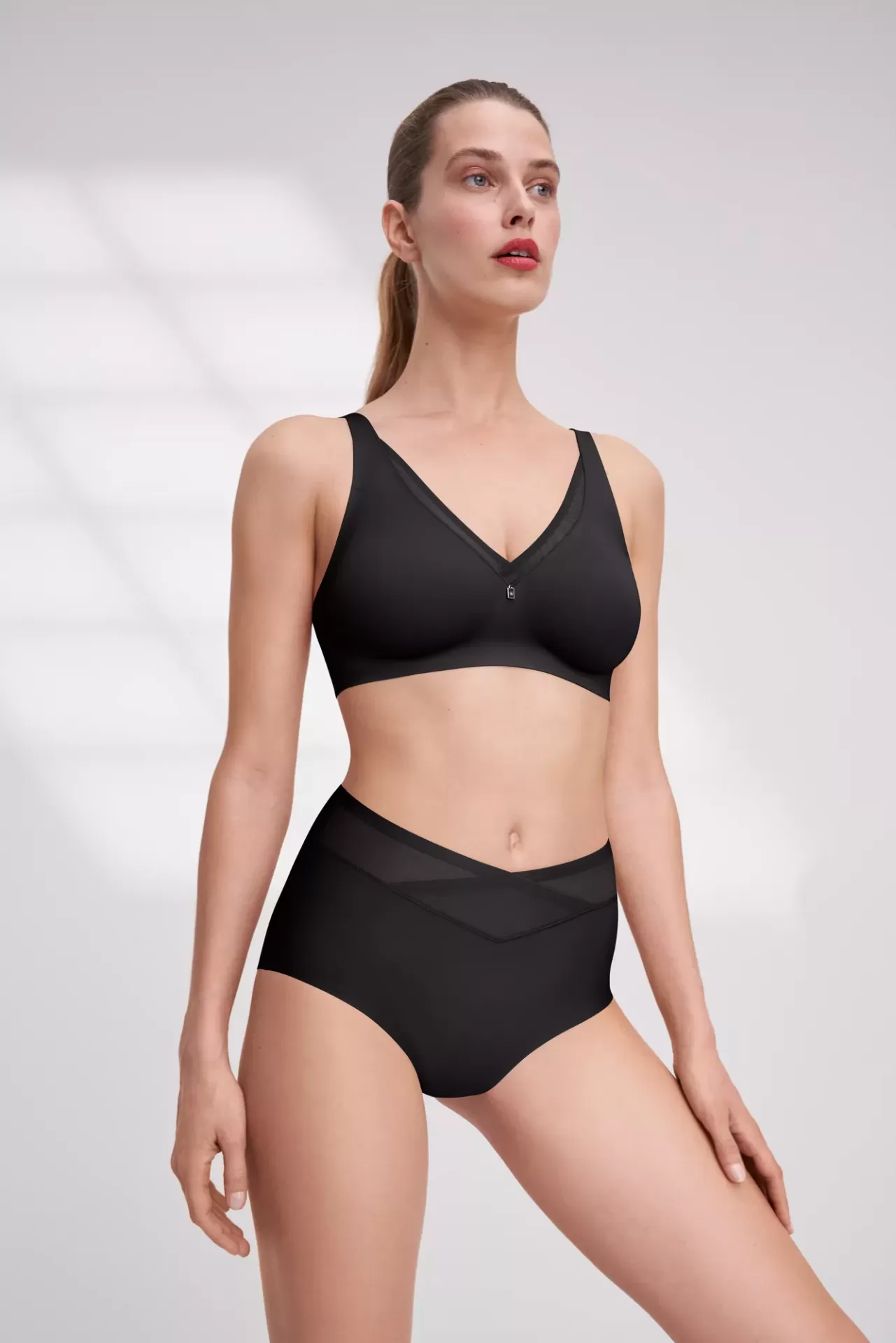 Conjunto de lingerie preta com soutien sem aro e cueca cintura alta