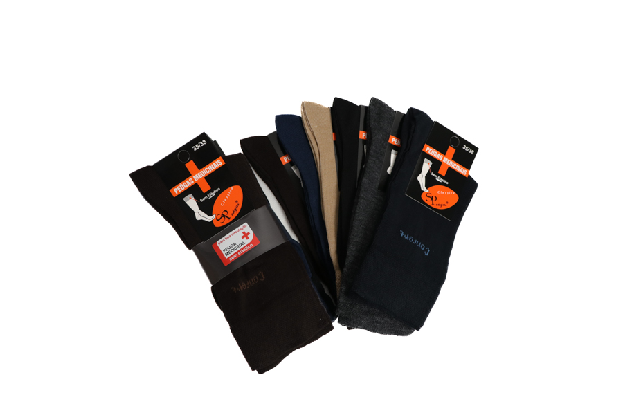 Conjunto de meias masculinas de várias cores escuras com etiquetas em fundo branco e laranja