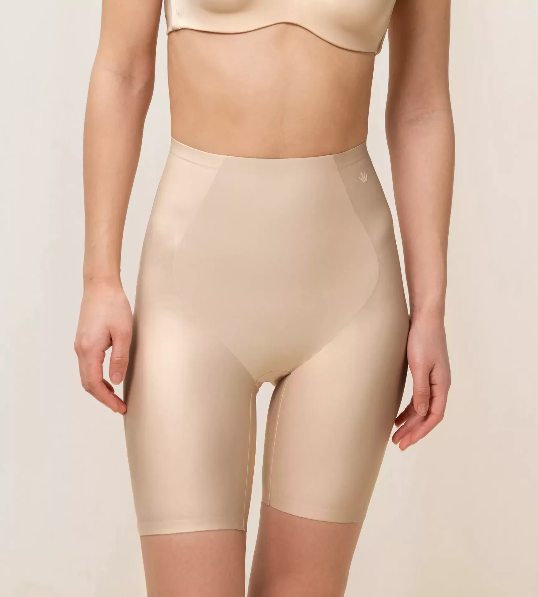 Roupa interior modeladora bege composta por soutien e calções